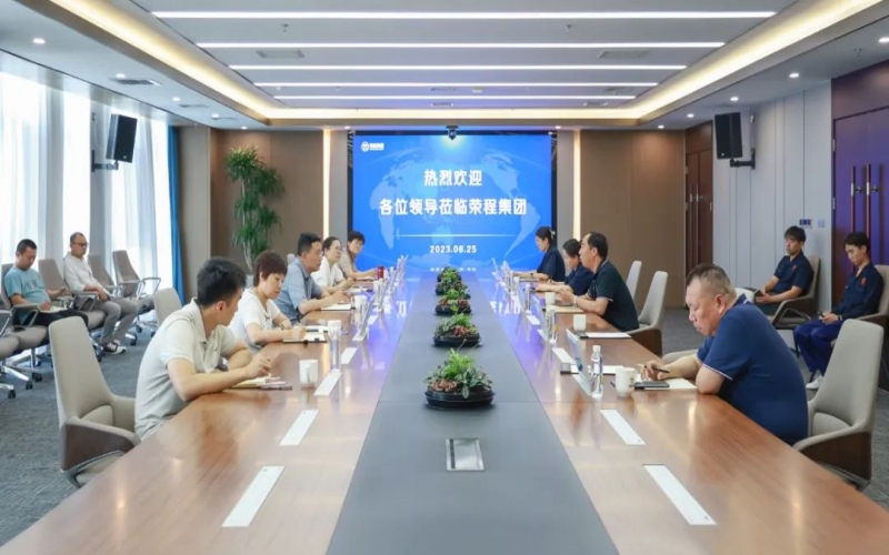 津南區(qū)副區(qū)長(zhǎng)薛彤一行到訪(fǎng)榮程集團(tuán)就企業(yè)生產(chǎn)運(yùn)行、科技攻關(guān)等調(diào)研服務(wù)