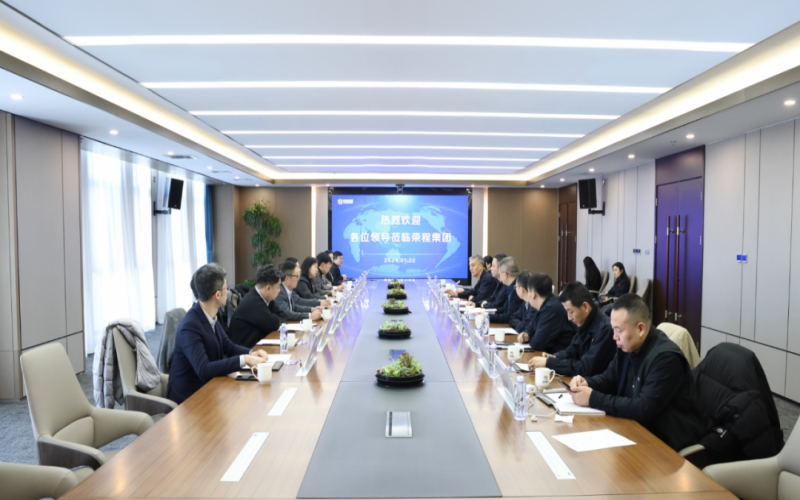 信德集團(tuán)業(yè)務(wù)發(fā)展部總監(jiān)袁偉強(qiáng)、榮華控股企業(yè)集團(tuán)執(zhí)行總裁郝曉嬋一行到榮程集團(tuán)參觀座談