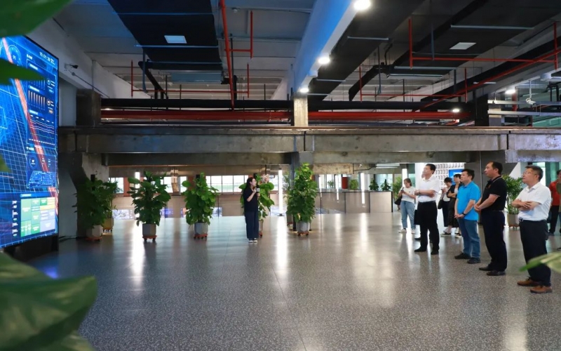 北辰區(qū)政協(xié)黨組成員、副主席李廣明一行到榮程集團參觀調(diào)研