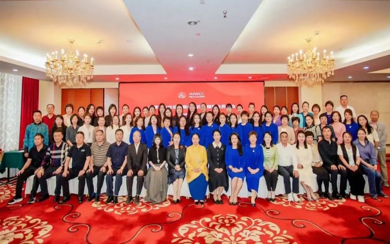 全聯(lián)女企業(yè)家商會會長、榮程集團董事會主席張榮華出席內蒙古女企業(yè)家商會第四屆理事會員大會