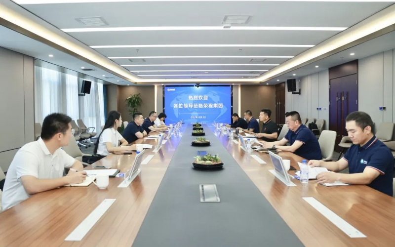 霍爾果斯經濟開發(fā)區(qū)黨工委委員、伊寧園區(qū)黨工委副書記、管委會主任潘熹一行到榮程集團座談交流