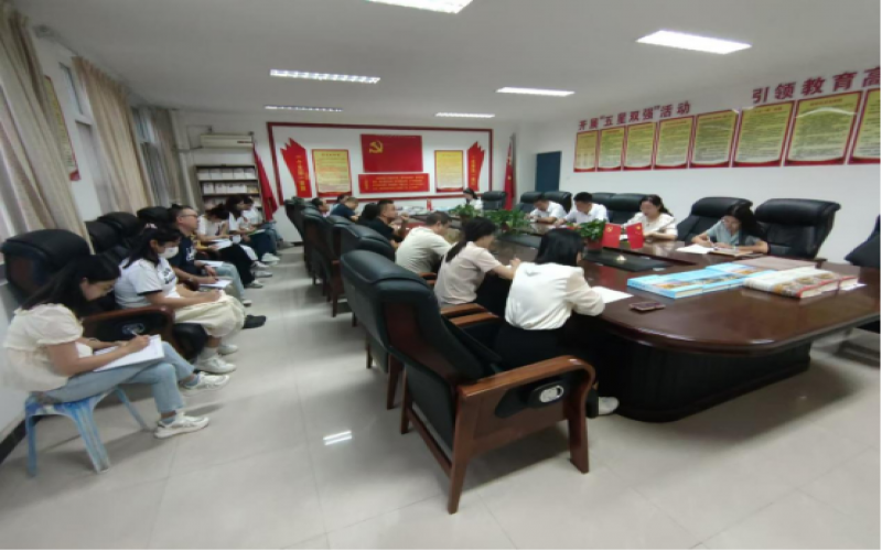 逐夢(mèng)青藍(lán)，薪火相傳——略陽榮程中學(xué)2024——2025學(xué)年“青藍(lán)工程”師徒結(jié)對(duì)啟動(dòng)儀式圓滿完成