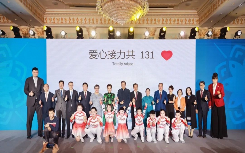 群星熠熠 為愛接力 融合慈善晚宴在津舉行  榮程集團(tuán)董事會(huì)主席張榮華、總裁張君婷出席