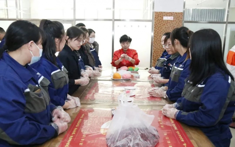 巧手捏面塑 指尖傳非遺！榮程鋼鐵這場(chǎng)活動(dòng)超有趣